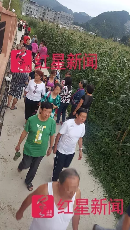 坤坤塞到老师的句号里