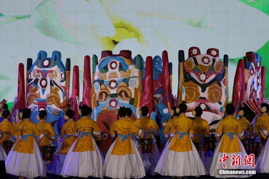 老师让我吃她胸 摸她奶
