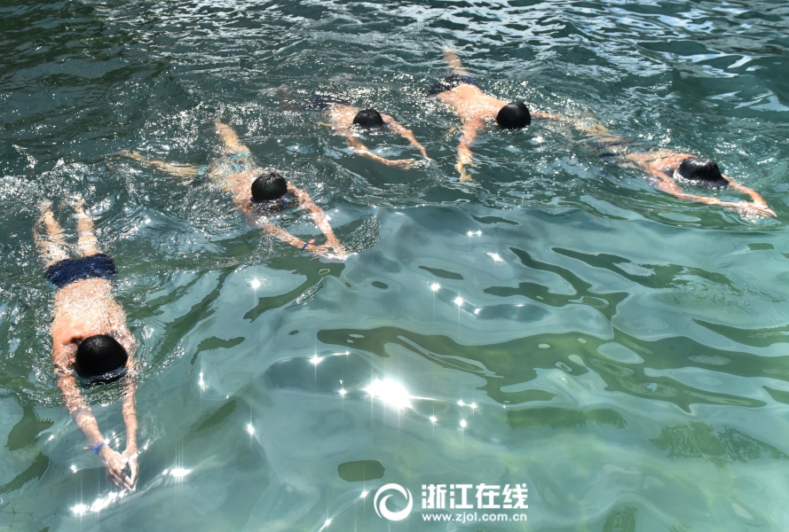 Freezeframe亚洲丰满老妇