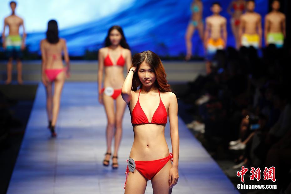 欧美女尤，足交视频