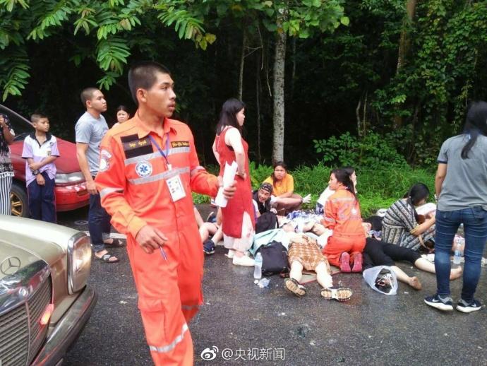 女生扒开尿口让男生捅