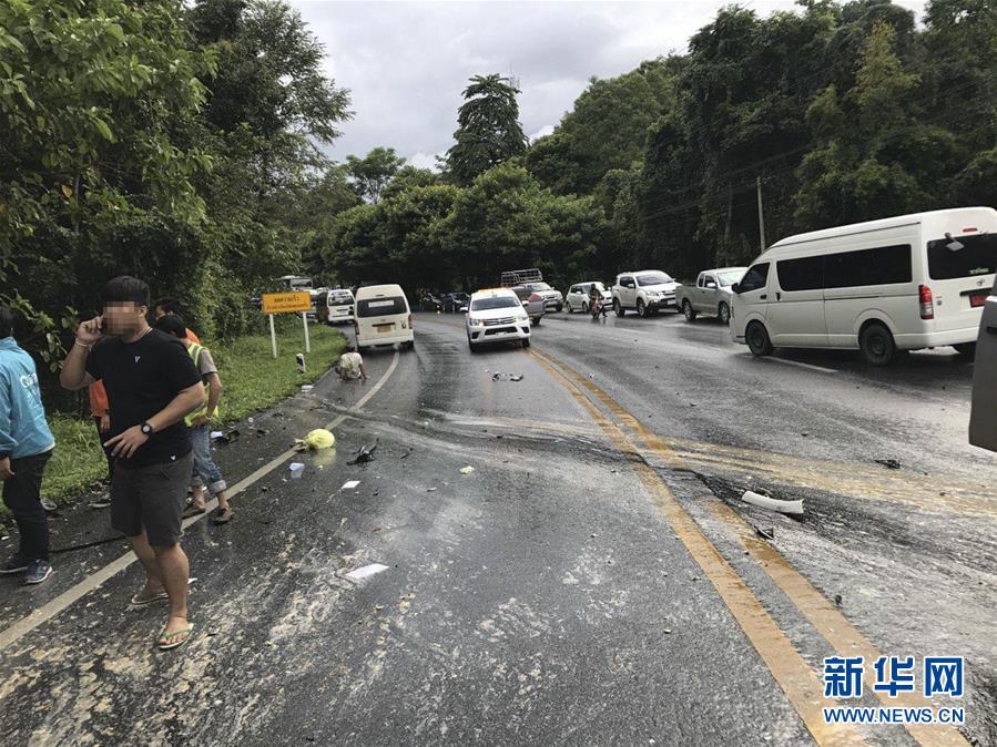 厨房脱岳裙子在后面挺电影