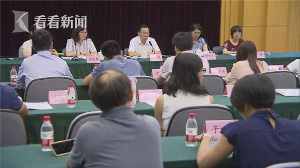 女主把尿口扒开让男主钻进去