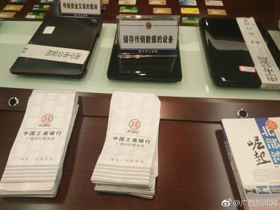 彎腰走光