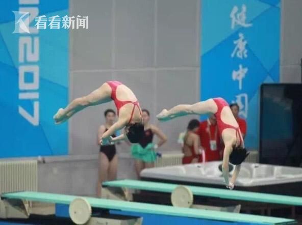 摸屁股