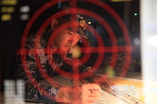 他趴在我两腿中间吸我