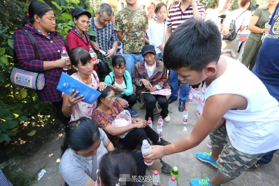 女人叉开腿让男人捅