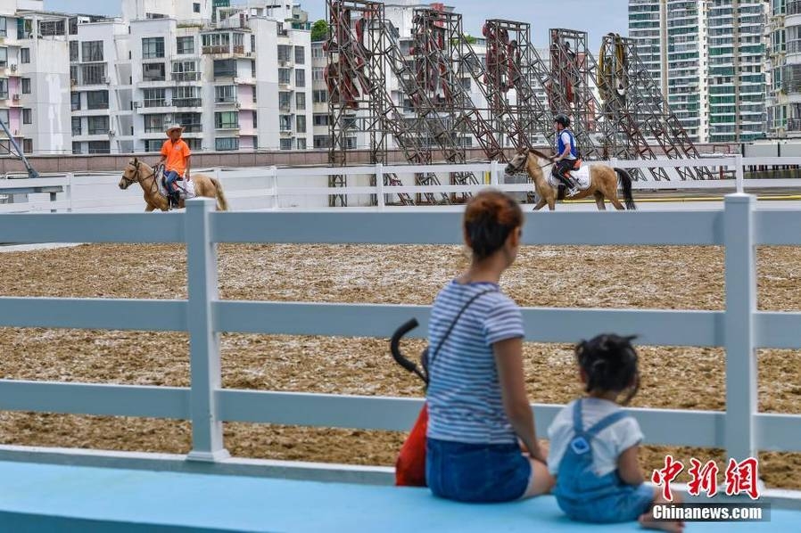 丝袜麻麻在厕所自慰