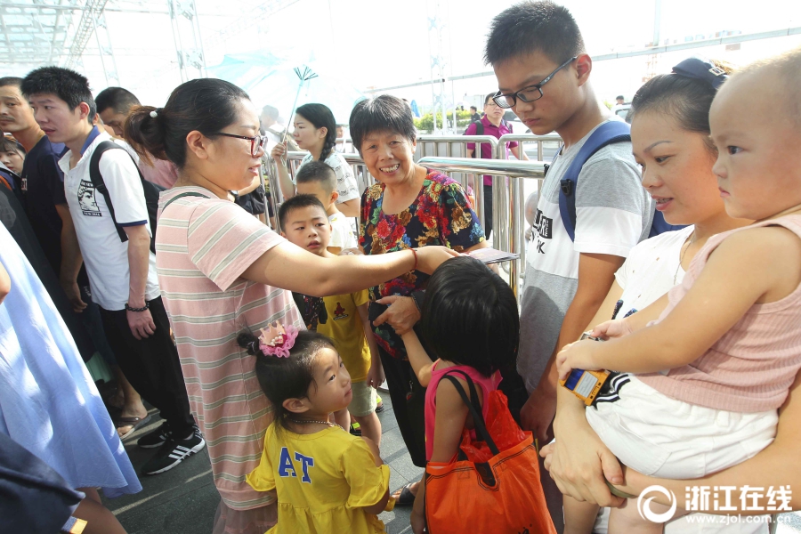香港三级片少妇干柴遇烈火