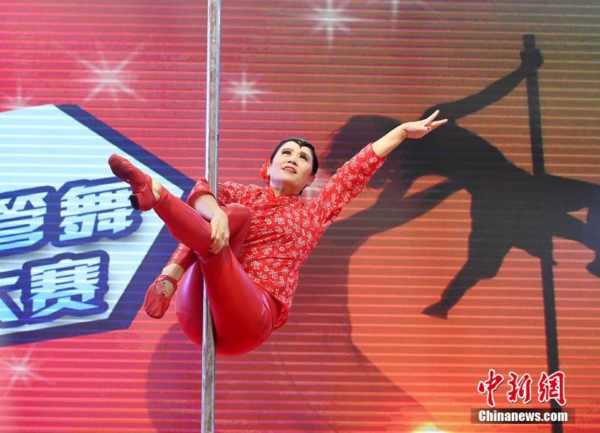 两男吃我奶头一边一个3p