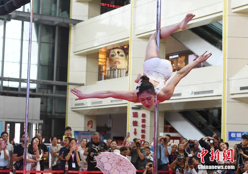 女仆扒开腿秘 让人桶爽换脸