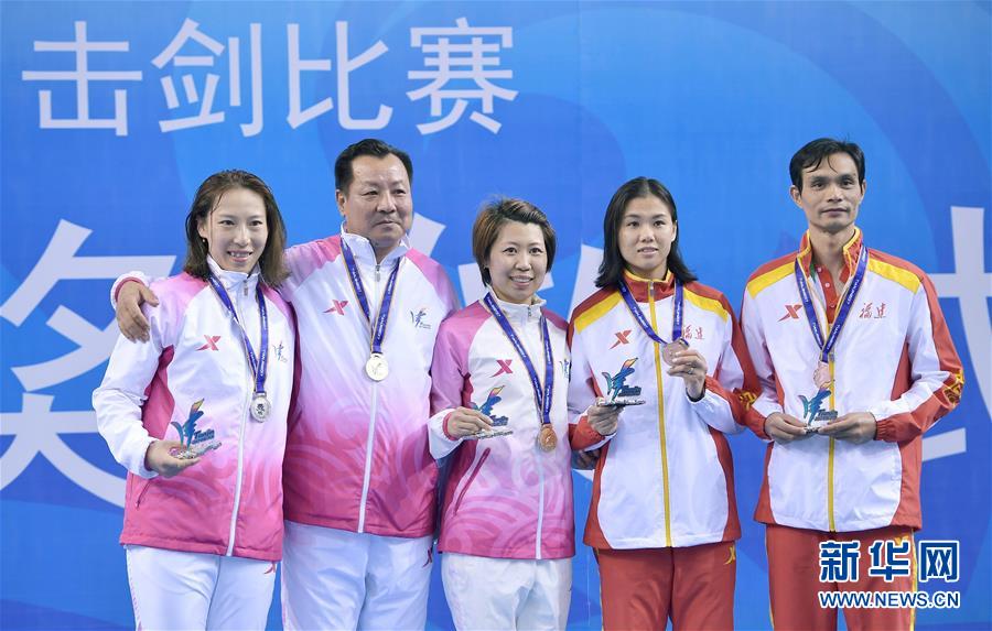 女人张开腿让男人添