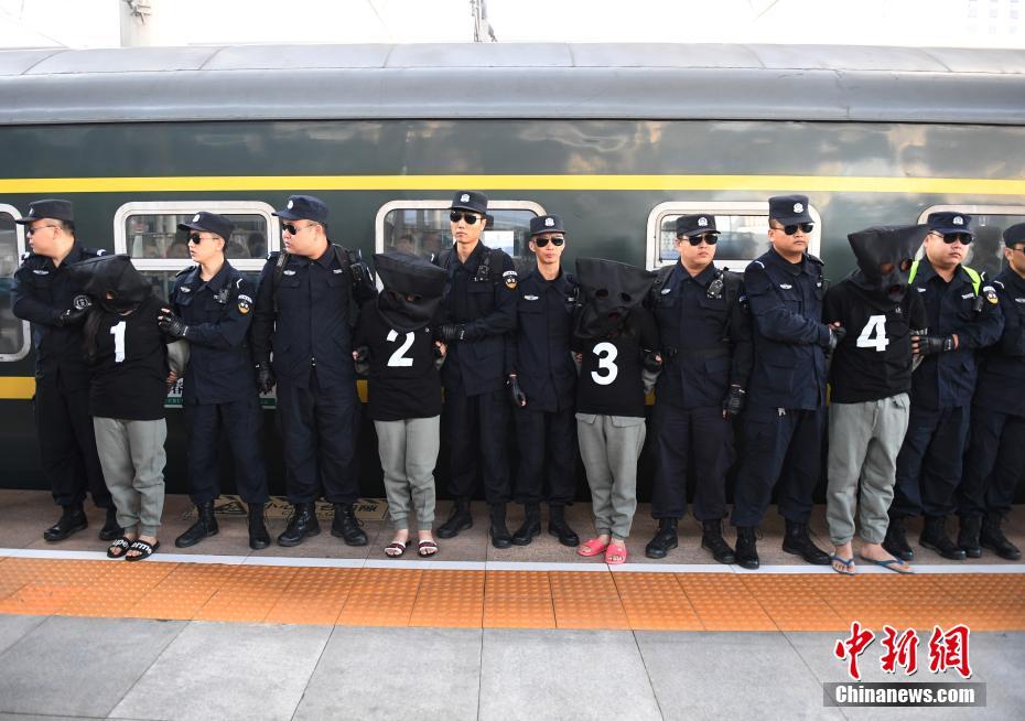 女人撤尿黄色正面照三级免费片