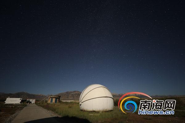 办公室扒开奶罩揉吮奶明星
