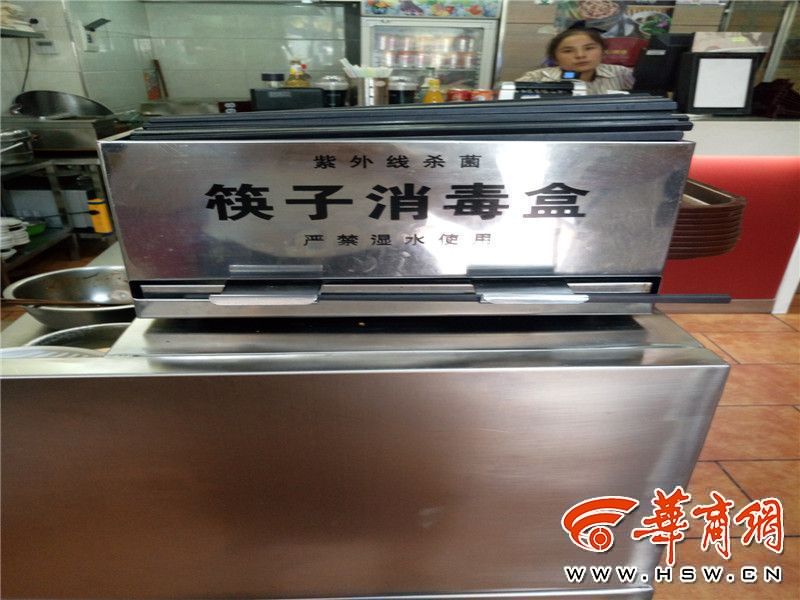 护士脱了精光让人摸秘 喂奶