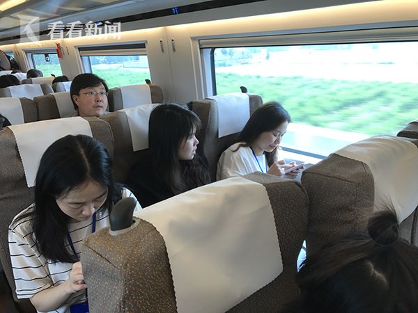 娇妻边打电话边被躁BD在