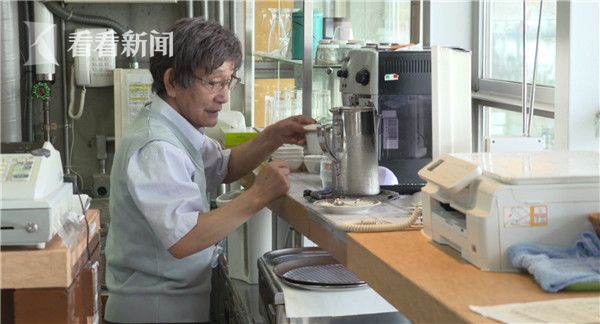 美女扒开胸露出奶头亲吻图片