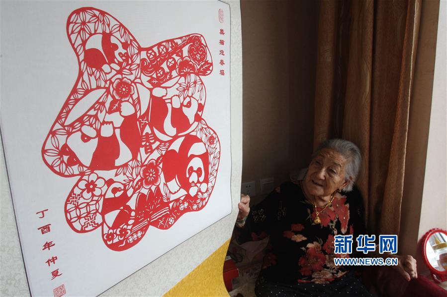 我解开胸罩喂男朋友吃奶