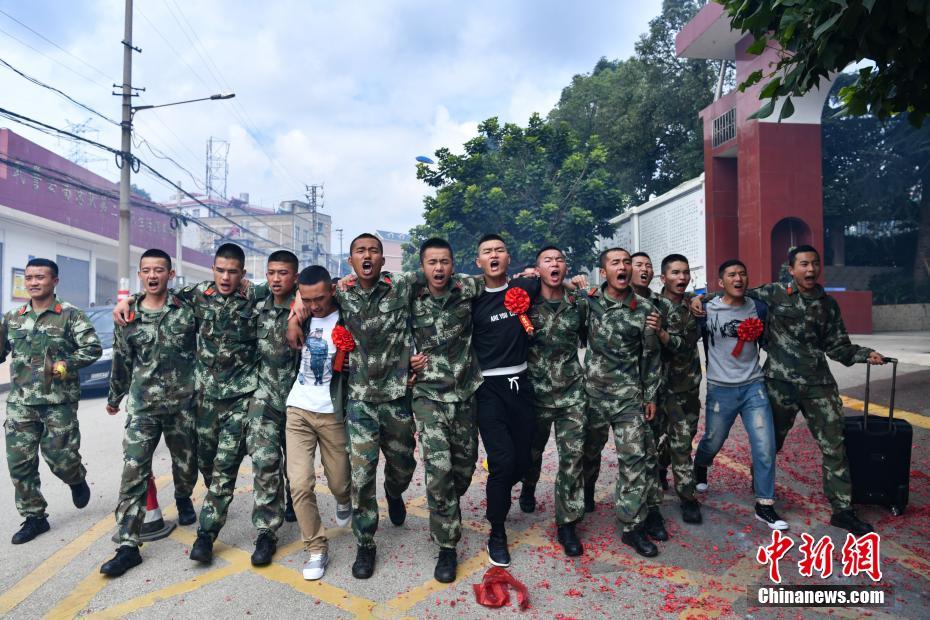 撕开胸罩一边亲一摸