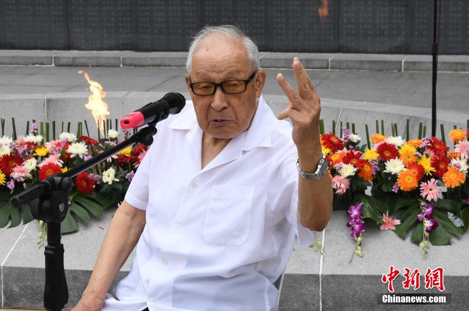 美女扒开腿秘 直让男人桶