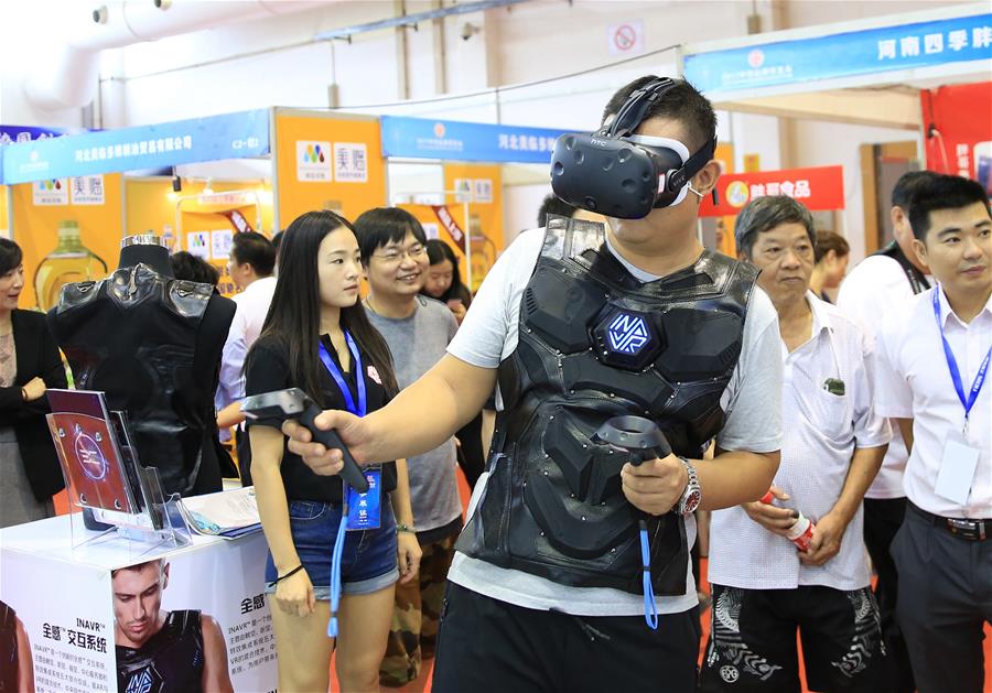 女警吊起来两腿扯开电击