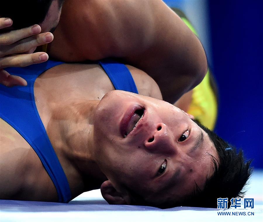扒开JK白丝老师内裤进入