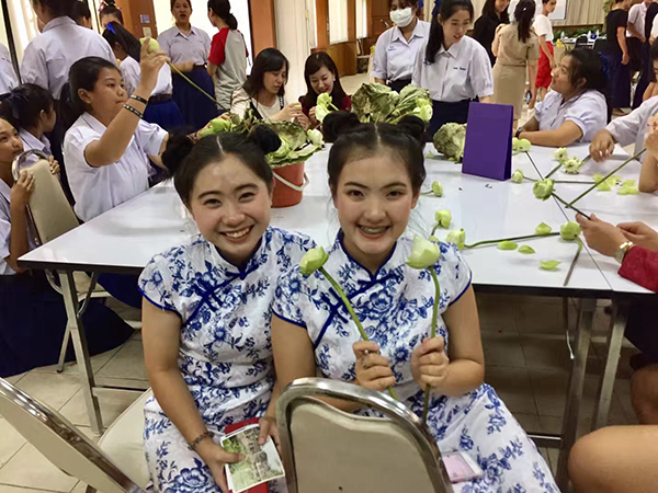 美女两腿大开露出毛毛