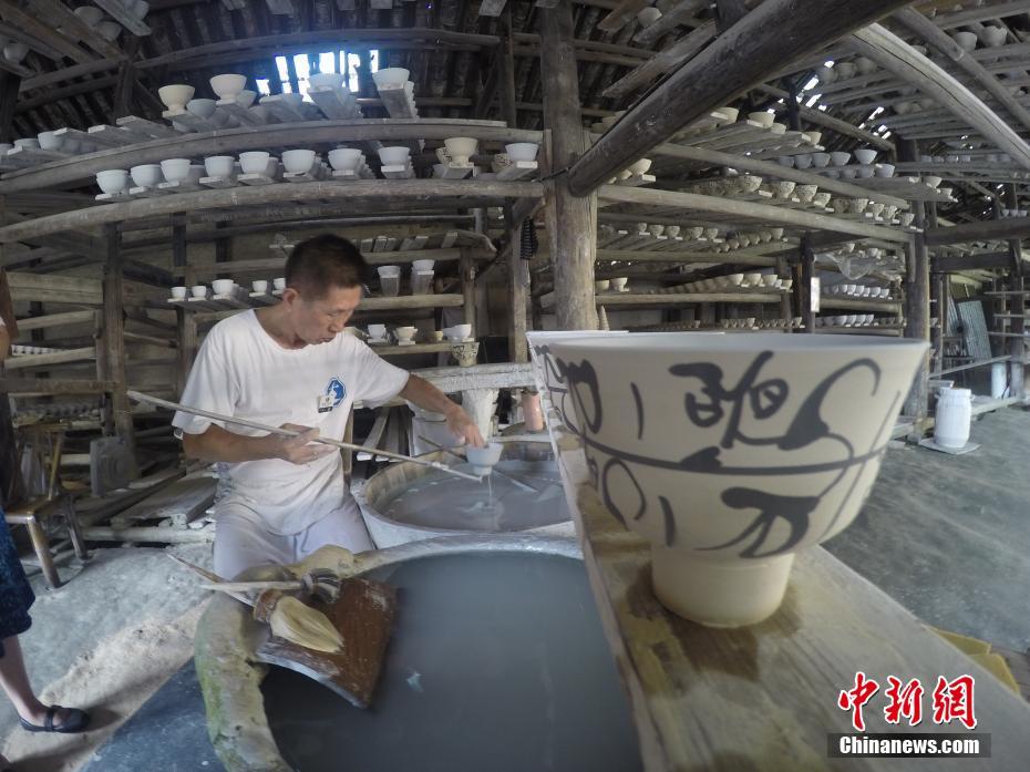 亚洲AV秘 片一区二区三光遇
