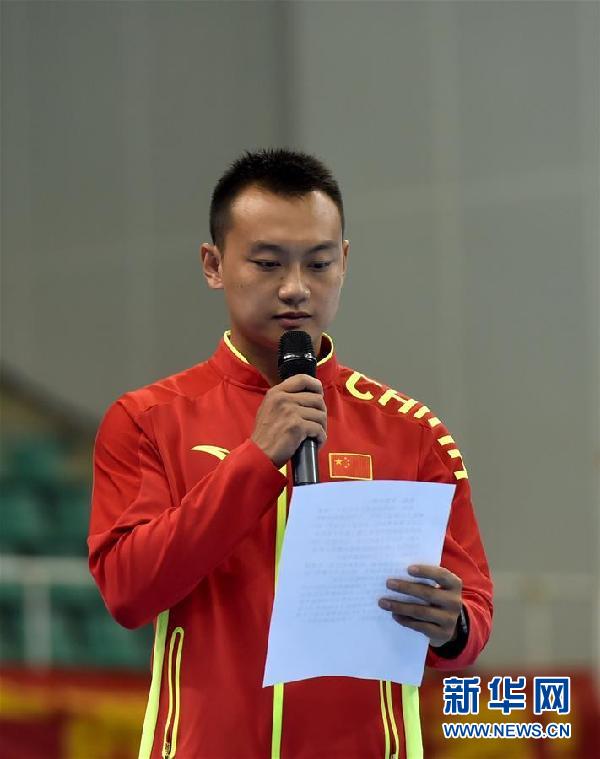 少妇在卧室里拿黄瓜自慰