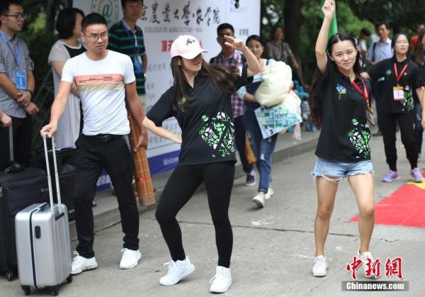 女扑扒开 让客人添