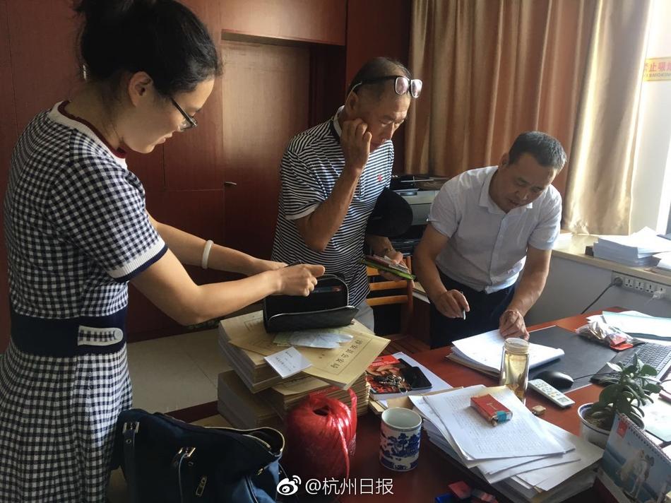 美女被扒开内裤 进去