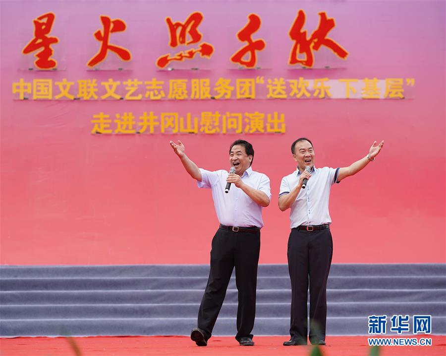 男人的 伸到 屁股看到的