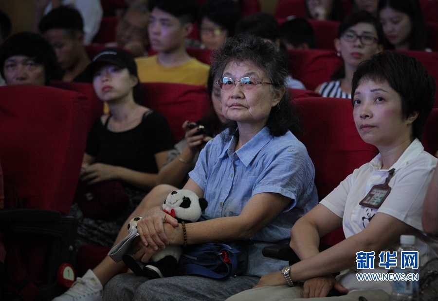 女主把尿口扒开让男主钻进去