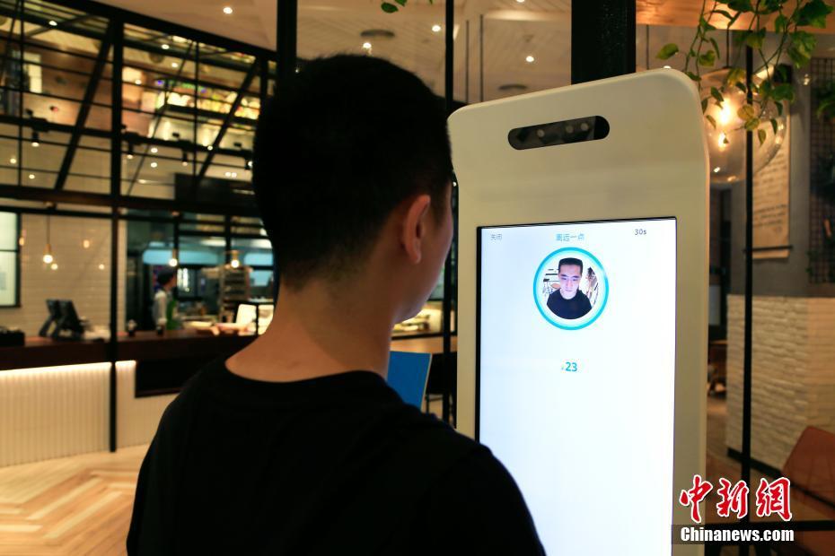 KTV把奶罩解开让客人摸