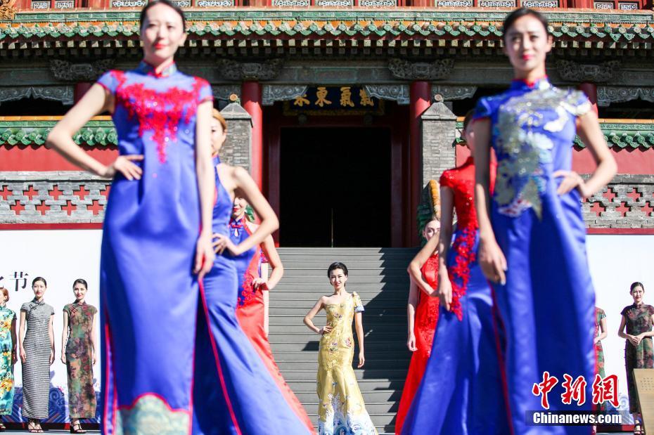 人妻在夫旁被强行侵犯