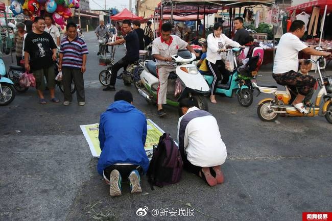 女人撩起双乳喂给男人