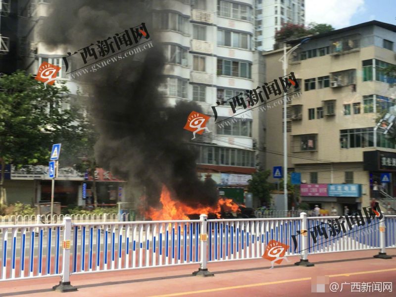 荷兰女同性恋公共场合做性爱视频