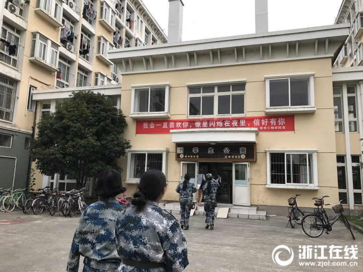 梦莹情乱被翁三人同床