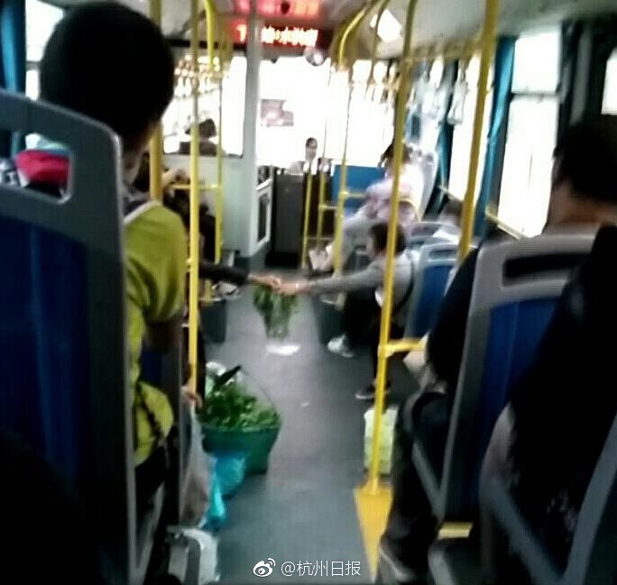 我在公车上高潮连连