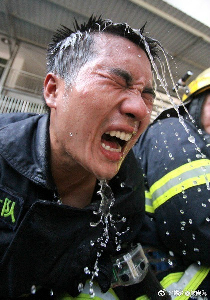给岳M洗澡不小心进去了视频