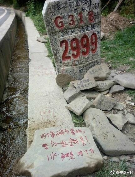 美女露出 让男生揉