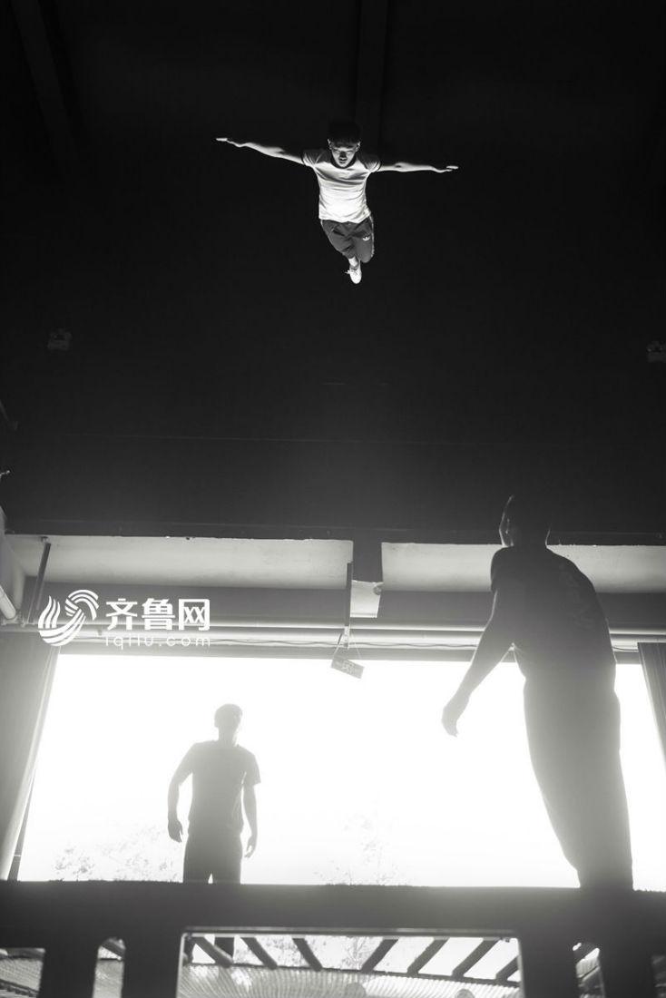 男男Gay裸体调教打屁股