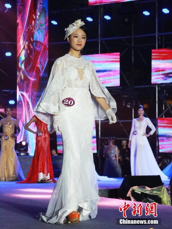 黄色偷拍女厕美女撒尿秘?视频