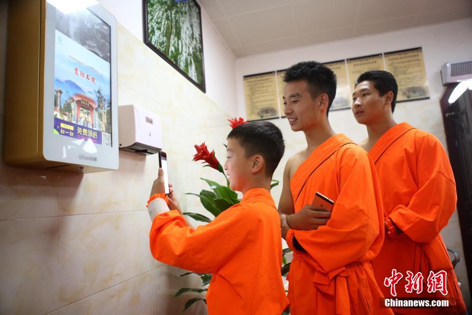 丝袜足交色情片