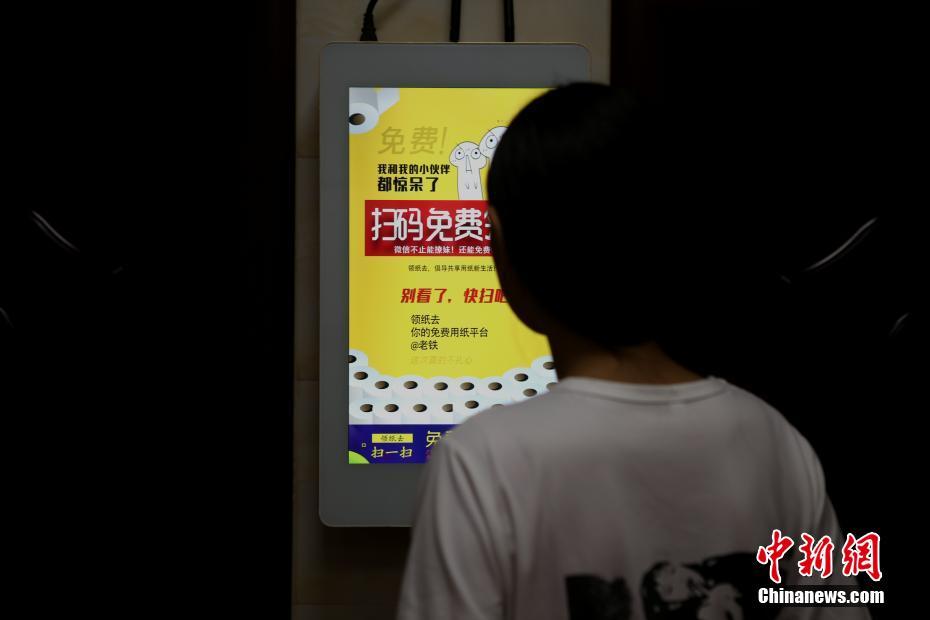 两个女人摸胸