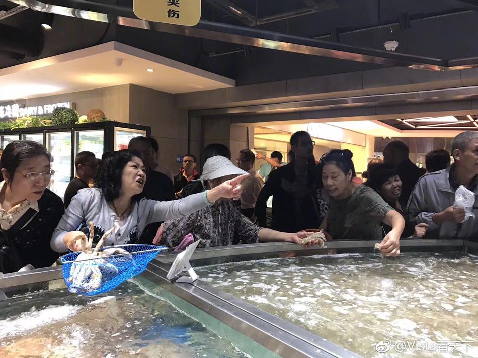 厨房掀开馊了裙子挺进去