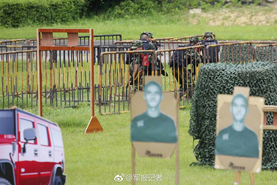 女人扒开屁股让男人捅