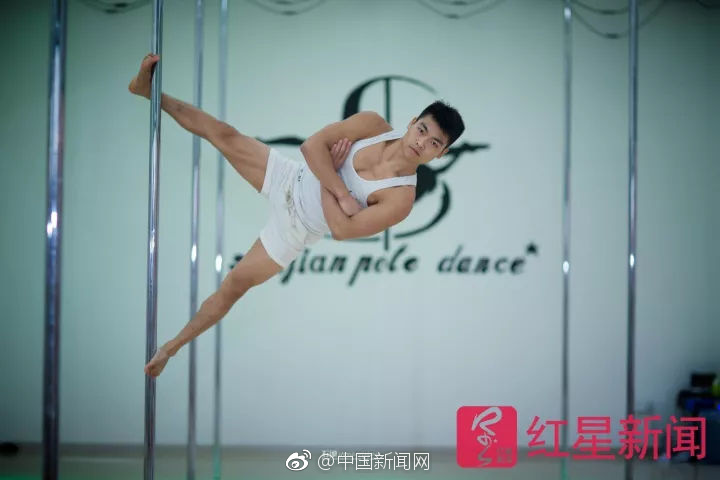 娇妻主动迎合3p
