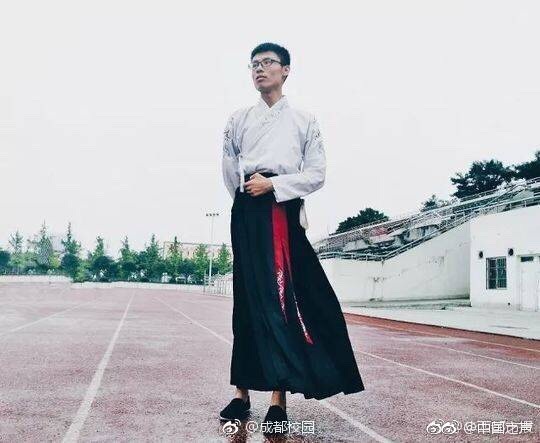 同桌胸很大摸着我 大了