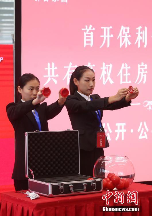 女性脱 给我揉 +亲嘴
